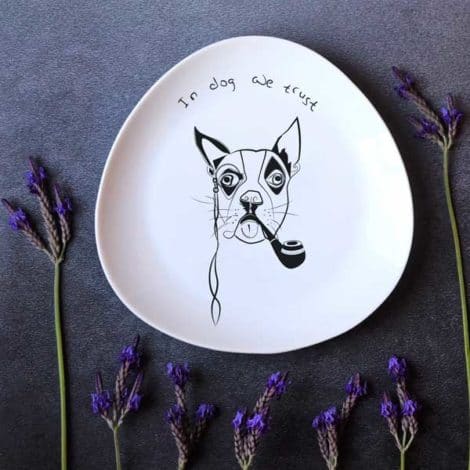 "פיליפ" - צלחת מאוירת עם איור כלב. illustrated plate with a drawing of a dog: "In dog we trust"