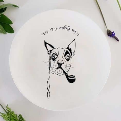 צלחת מאוירת עם ציור של כלב "מרבה כלבלבים מרבה חכמה. Illustrated plate