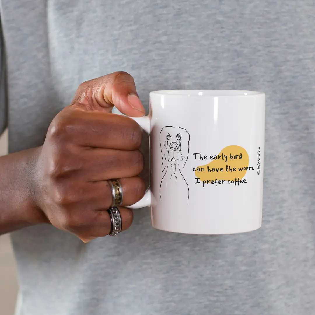 ספל קפה מצחיק עם ציור של כלב ומשפט: The early bird can have the worm. I prefer coffee. ספל קפה סרקסטי.